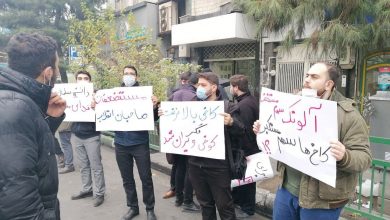 تصویر در تجمع اعتراضی دانشجویان در مقابل وزارت کشور خواستار عزل شهردار بندرعباس شدند