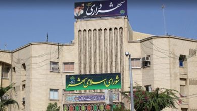 تصویر ۲۲ المان نوری طرح گل لاله در بلوار امام خمینی (ره) شهر بندرعباس نصب شد