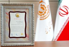 تصویر اعطای لوح و نشان ویژه «مدیر ارشد ارتباط گستر» به مدیرعامل شرکت ملی صنایع مس ایران