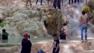تصویر تخریب حوضچه‌های آهکی آبشار اسکلیم با آبتنی طبیعتگردان مدعی!