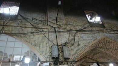 تصویر رهاشدگی سیم های برق در بازار تاریخی وکیل شیراز، بمبی که هر لحظه منفجر خواهد شد