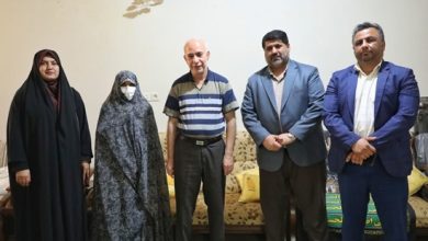 تصویر دیدار مدیران شهرداری بندرعباس با خانواده شهید خبرنگار یوسف دقت