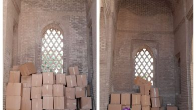 تصویر مسجدجامع تاریخی ورامین تبدیل به انبار و دپوی کارتن‌های ماسک بهداشتی شد!