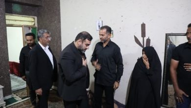 تصویر دیدار دادستان بندرعباس از خانواده شهید گرانقدر آتش نشان فؤاد اورنگی به مناسبت روز ملی آتش نشانی